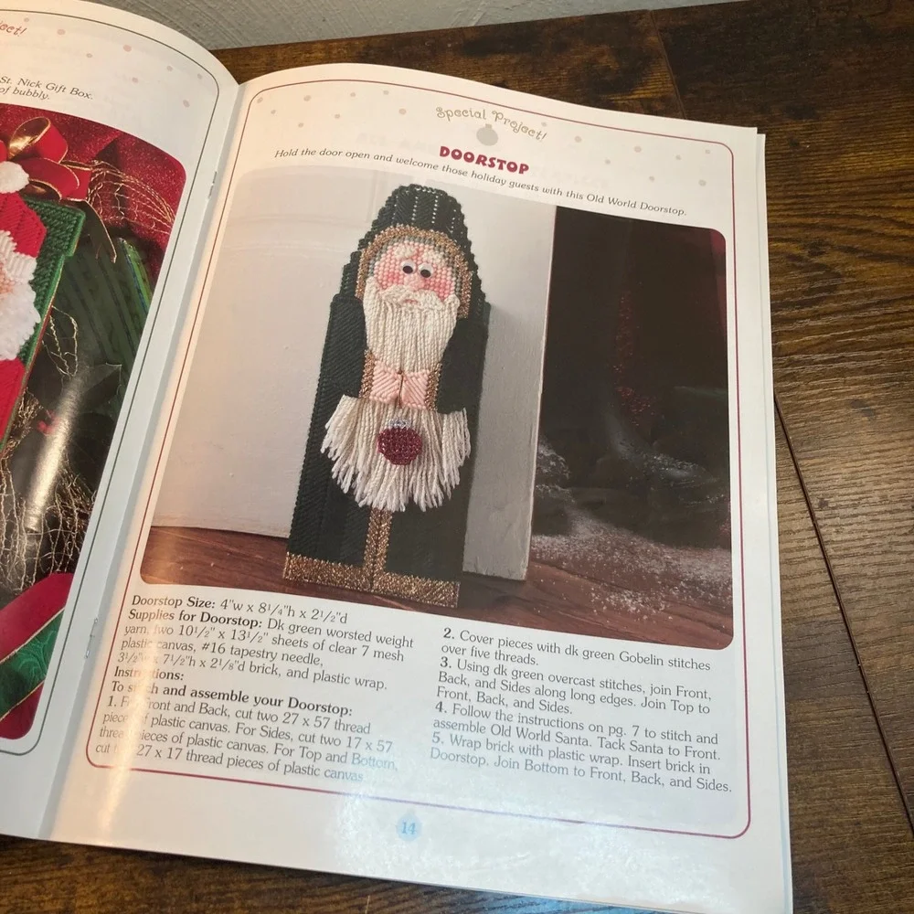 Santa Line-Up Plastic Canvas Pattern Booklet MizFitz 2002 Christmas Leisure Arts